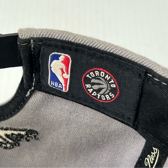 Mitchell & Ness Toronto Raptors NBA Licensed Snapback Grey/Black - Picture 5 of 8